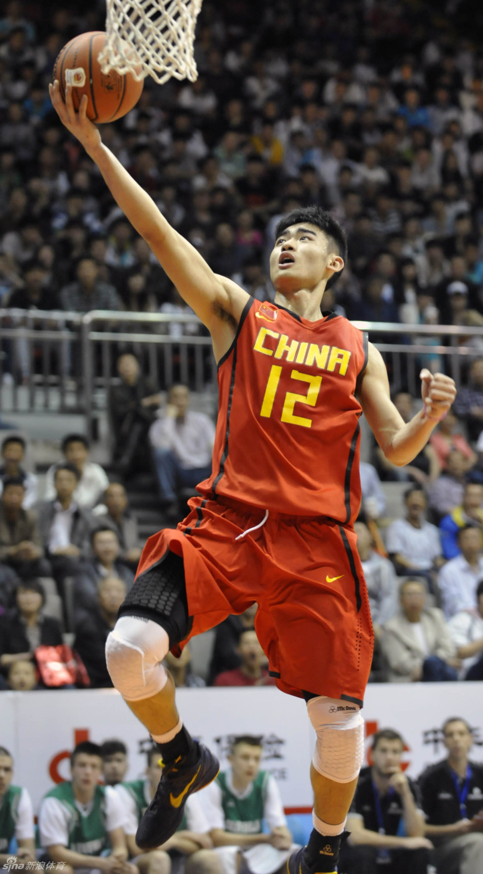 今晚AC米兰调整名单以备CBA常规赛，篮板制胜环节打磨，态度坚定，团队化学反应显著的简单介绍