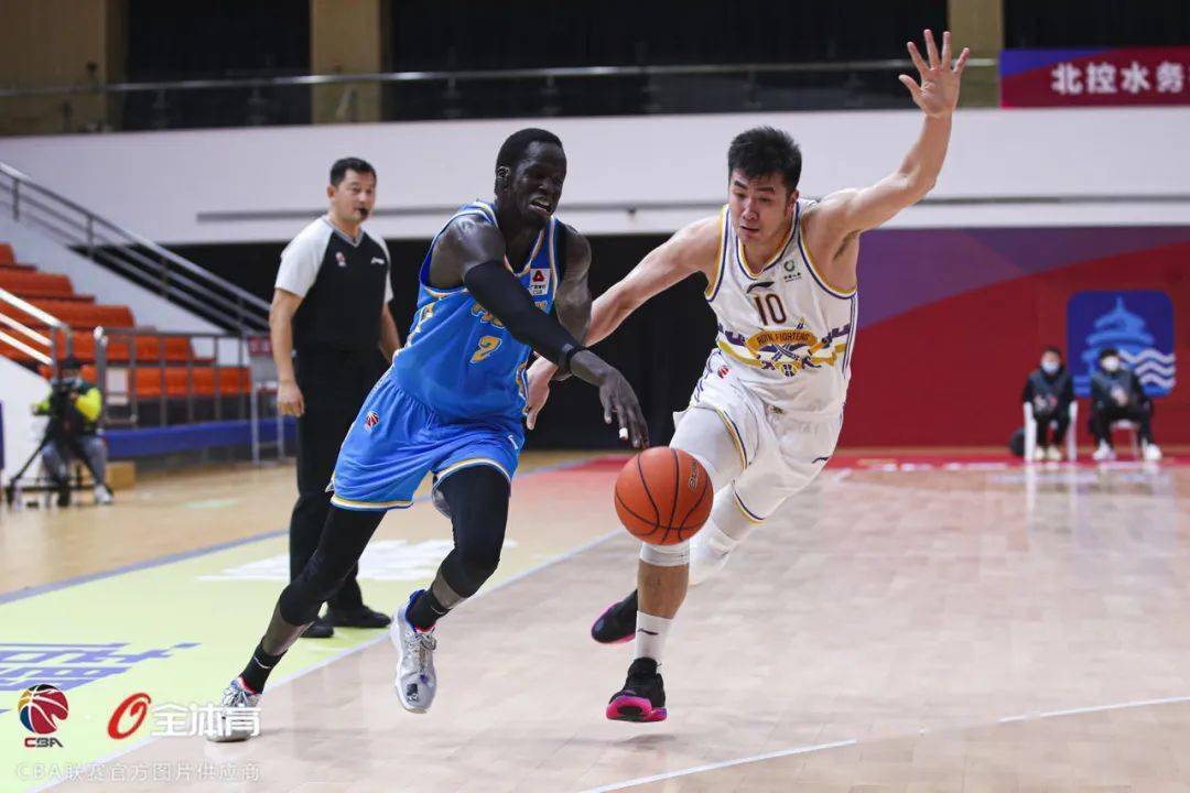 包含山东泰山内部会议纪要流出：赛前手感冰凉，全明星赛使命明确，更衣室氛围转暖的词条